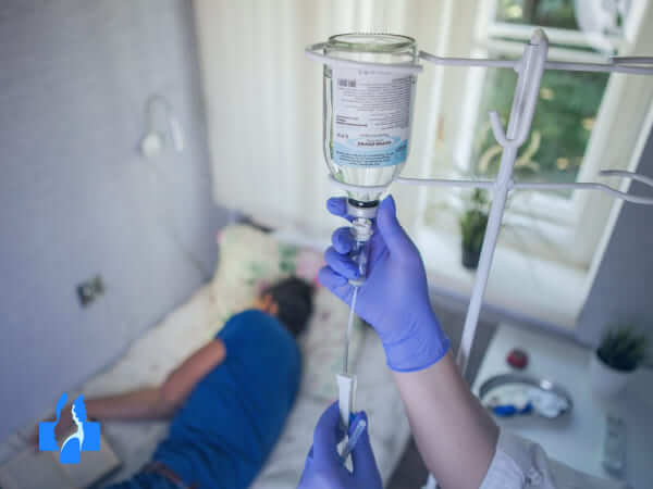 Врач проводит детоксикацию